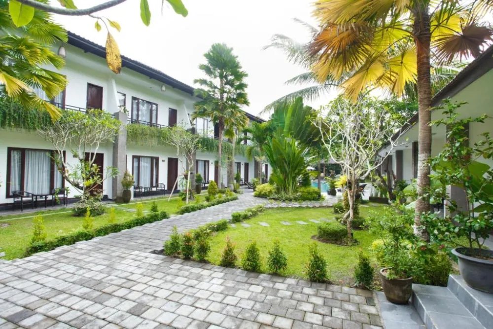 Garden courtyard and rooms at the school accommodation in Ubud