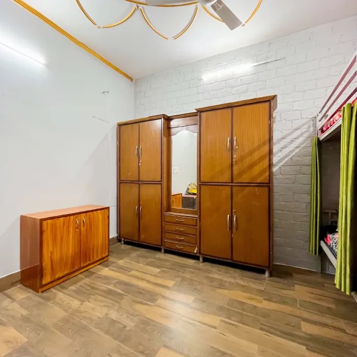 A student room at World Peace Yoga School, Rishikesh