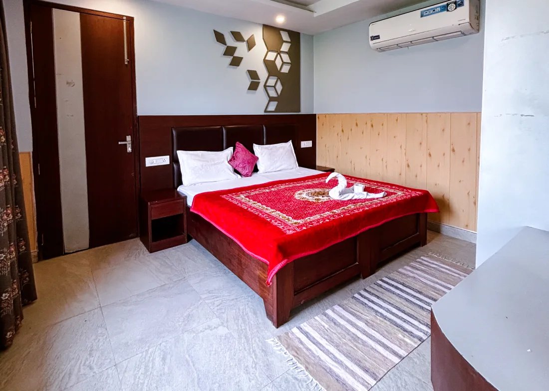 A student room at World Peace Yoga School, Rishikesh