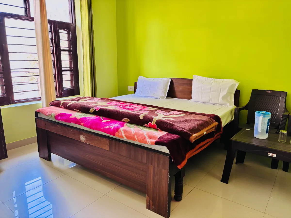 A student room at World Peace Yoga School, Rishikesh
