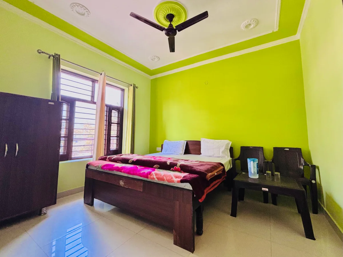 A student room at World Peace Yoga School, Rishikesh