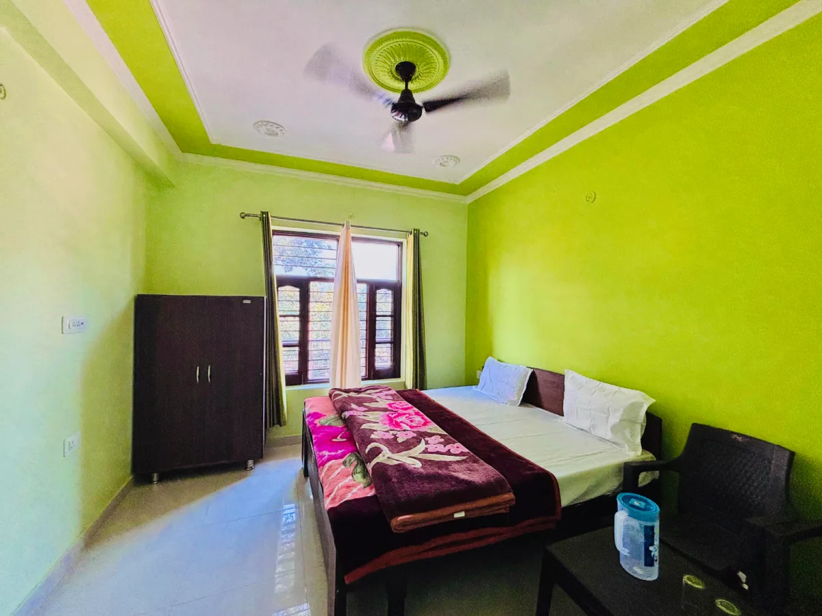 A student room at World Peace Yoga School, Rishikesh