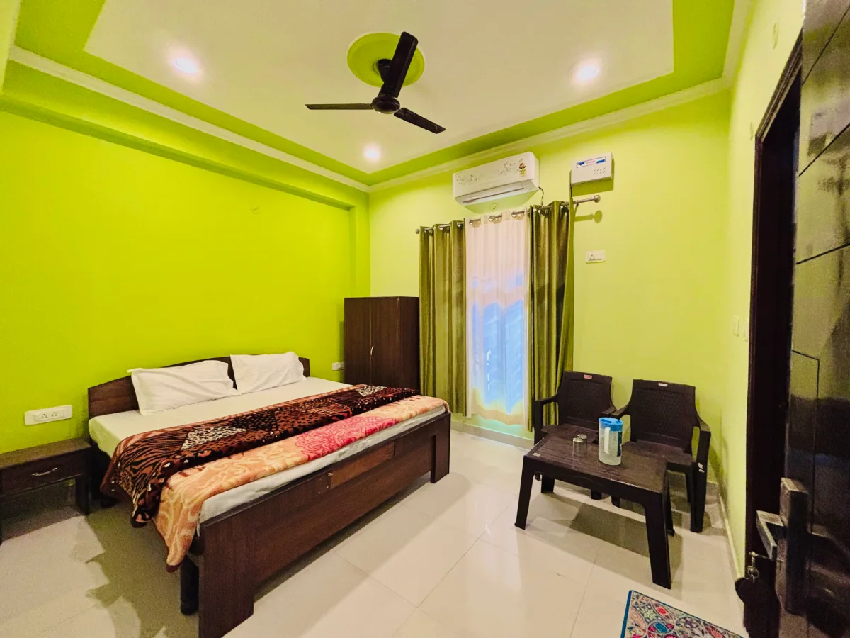 A student room at World Peace Yoga School, Rishikesh