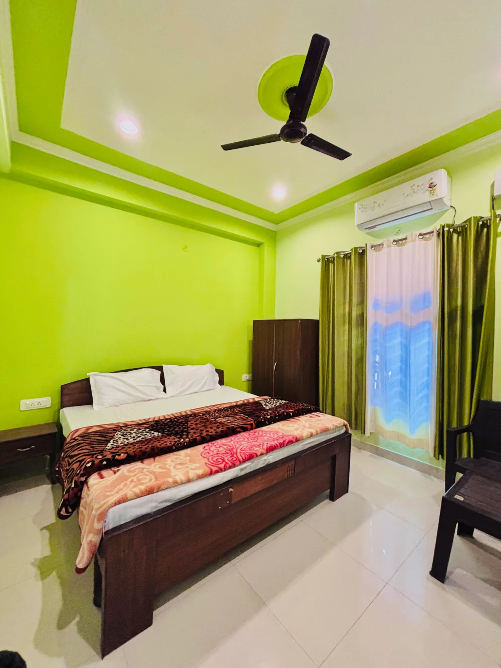 A student room at World Peace Yoga School, Rishikesh