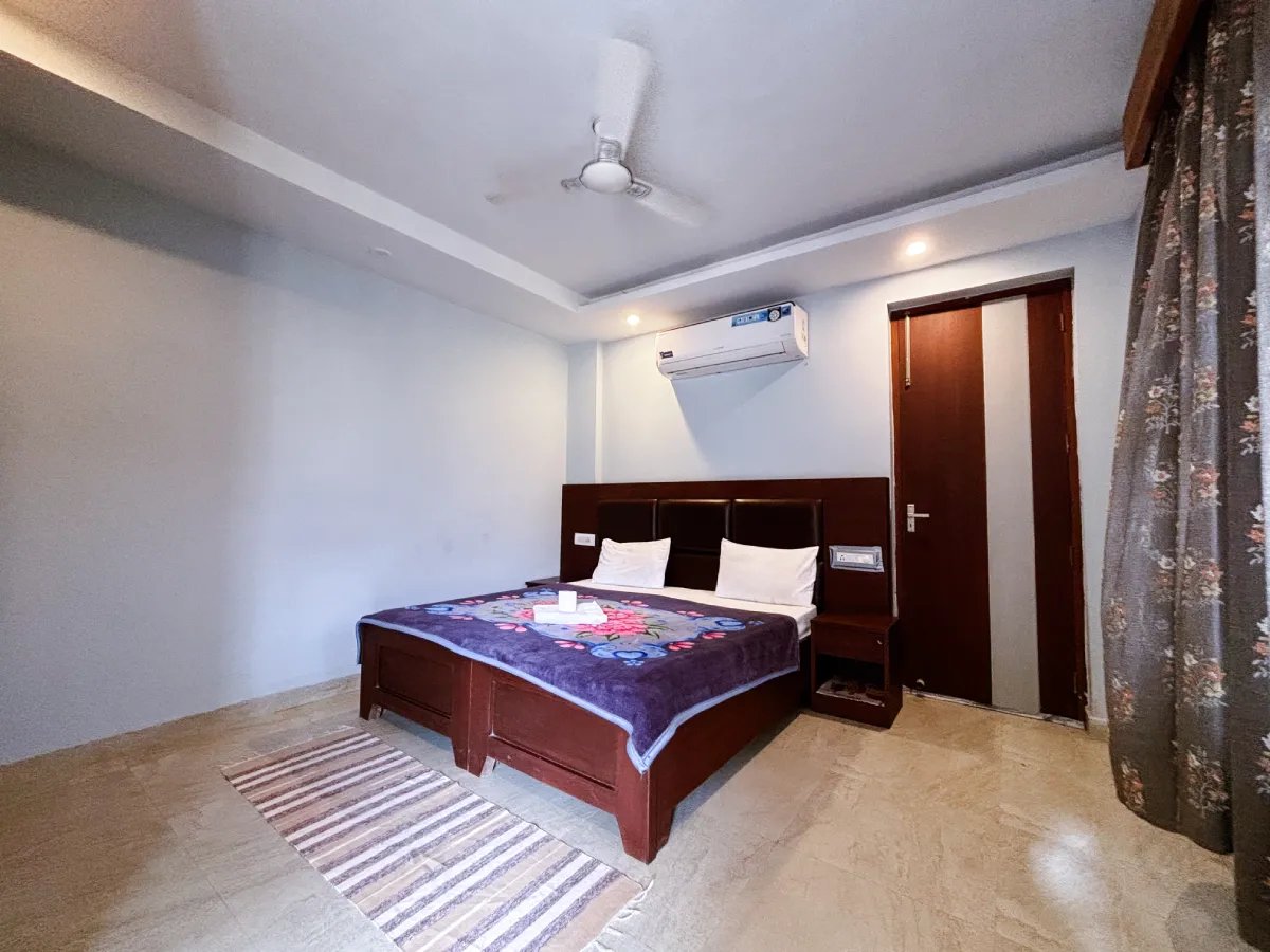 A student room at World Peace Yoga School, Rishikesh