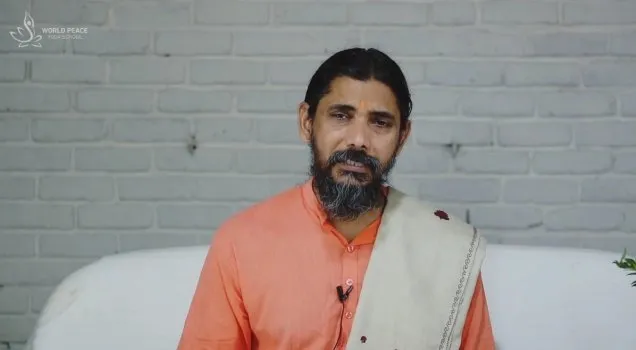 Yogi Vishnu speaking in an online Yoga Nidra lecture
