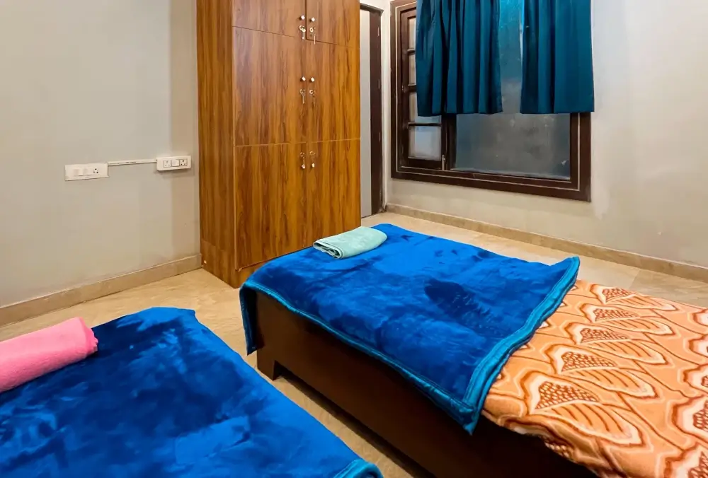 Shared room with single beds and a lockable wardrobe