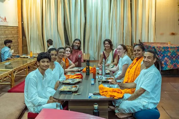 Students sharing a vegetarian meal in the dining hall