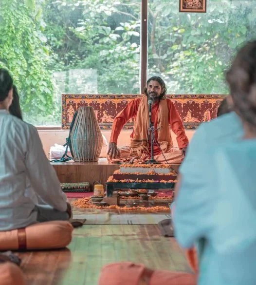 Yogi Vishnu Panigrahi leading a satsang as students sit and listen
